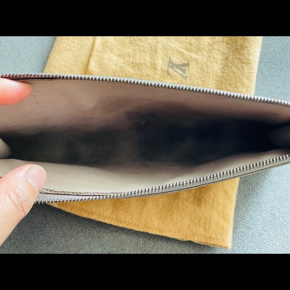 LOUIS VUITTON
Epi Pochette - Picture 5 of 8